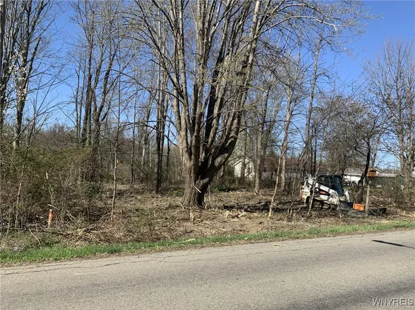 670 Eisenhower Ave, Angola, NY 14006