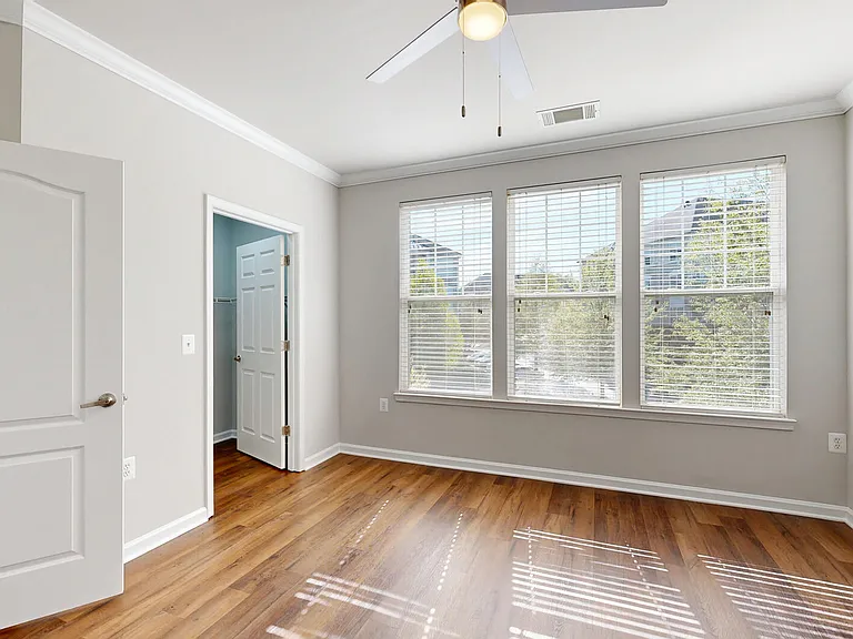 Signal Hill Apartment Homes — Photo 64