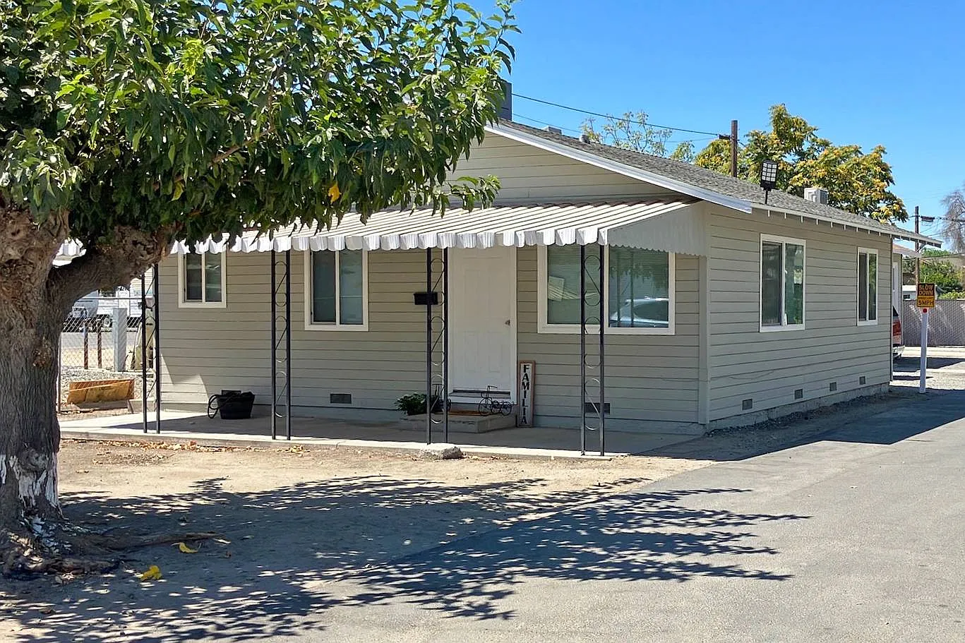 2 bed, 1.0 bath, 730 sqft, $1,325 — Photo 1