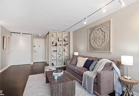 3rd image of 69 W 9th St APT 7D