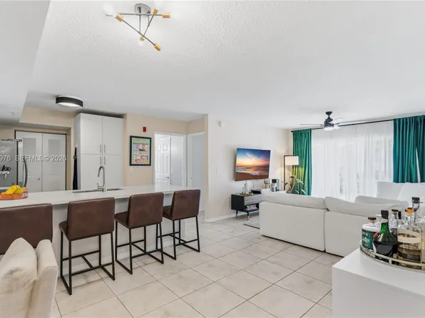 2640 S University Dr APT 111, Davie, FL 33328