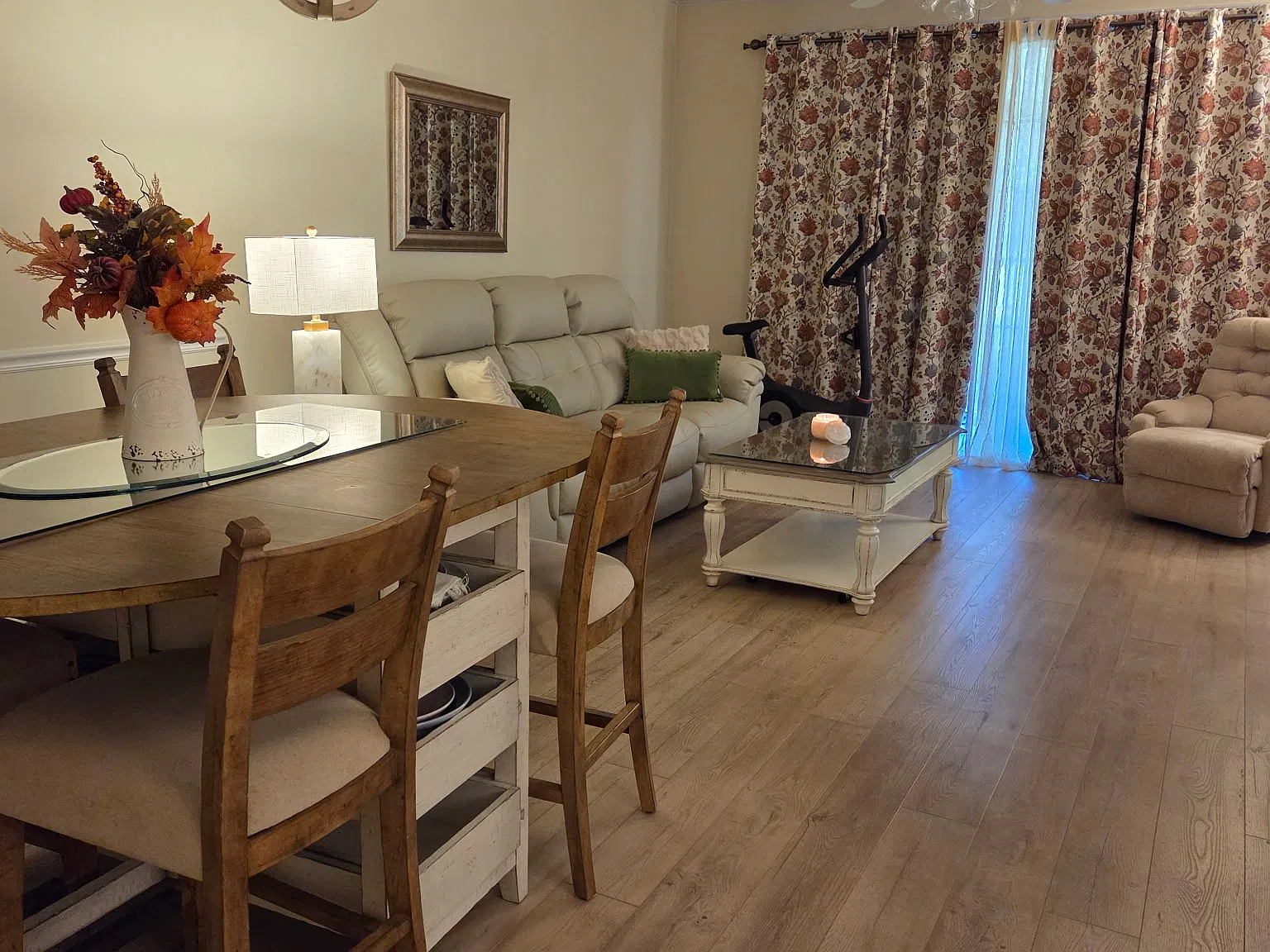 2 bed, 1050 sqft, $1,800 — Photo 2