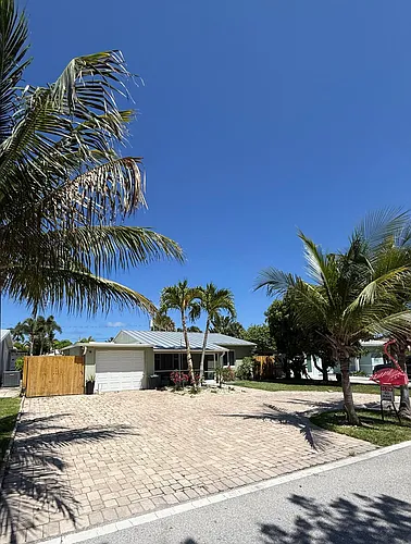 814 S Lake Dr Photo 1
