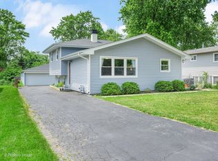 3916 N Adams St, Westmont, IL 60559