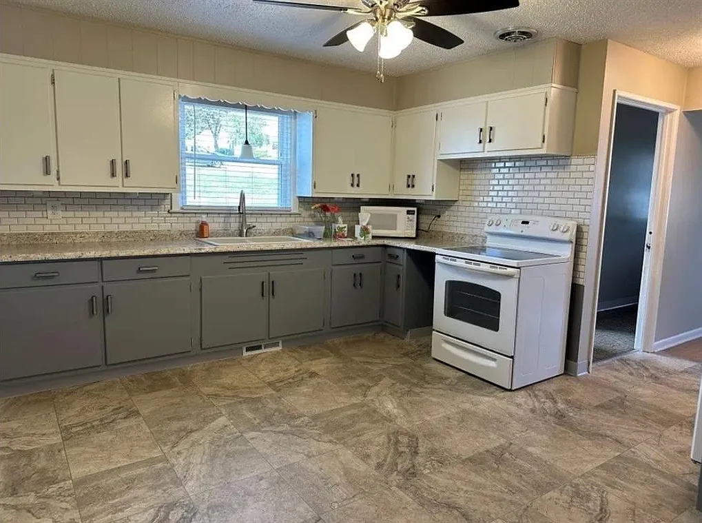 3 bed, 1122 sqft, $1,800 — Photo 3