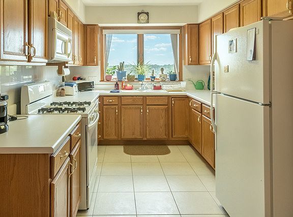 3rd image of 4655 N Cumberland Ave #511