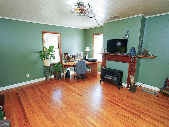 5th image of 212 Main St