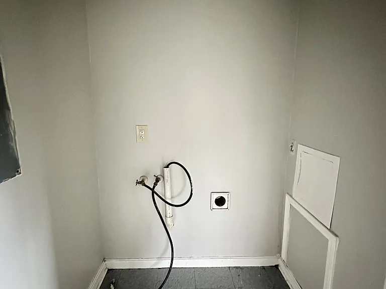 1076 Green St — Photo 8