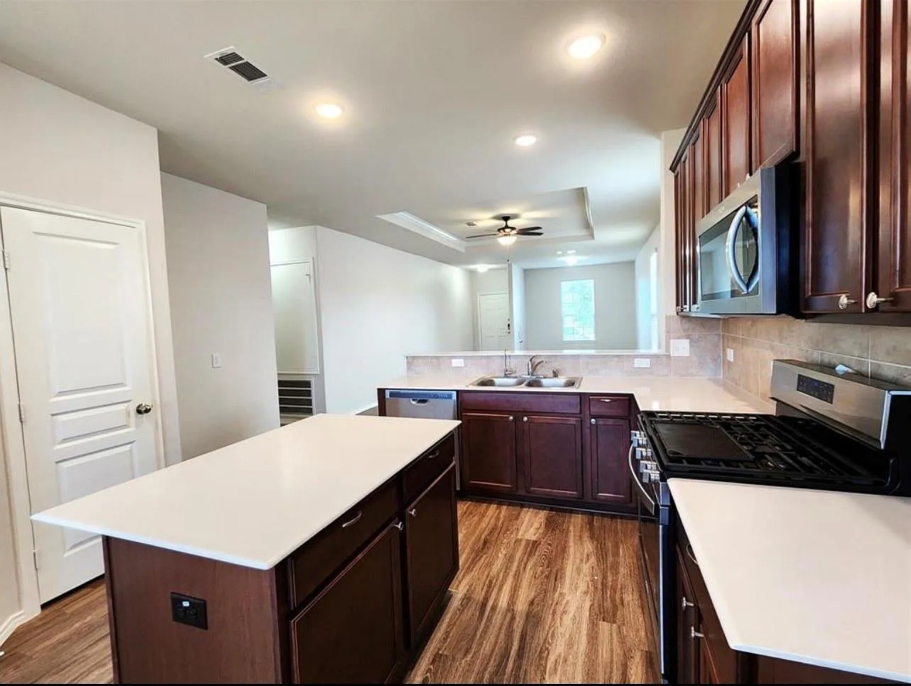 3 bed, 2.0 bath, 1572 sqft, $2,200 — Photo 4