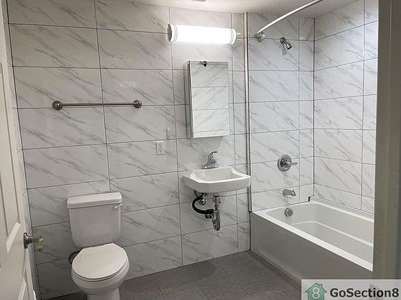5th image of 6109 Crenshaw Blvd #301
