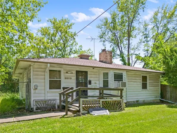 9609 Swartz Rd, Edwardsville, KS 66111