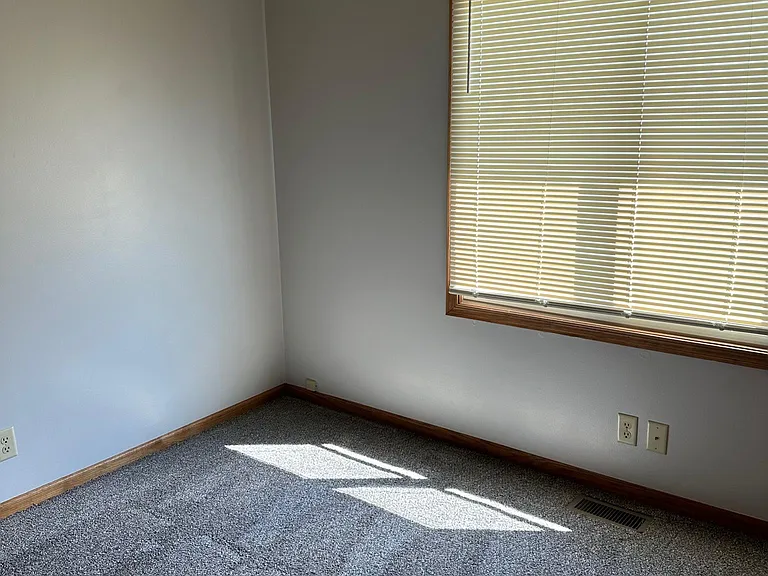 915 Phillips Dr — Photo 18