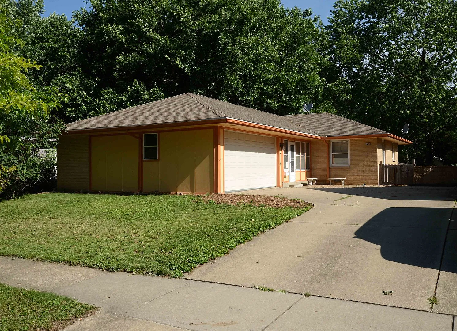 1406 W University Ave photo 1