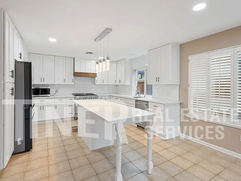 8276 Oakbark Ct — Photo 10