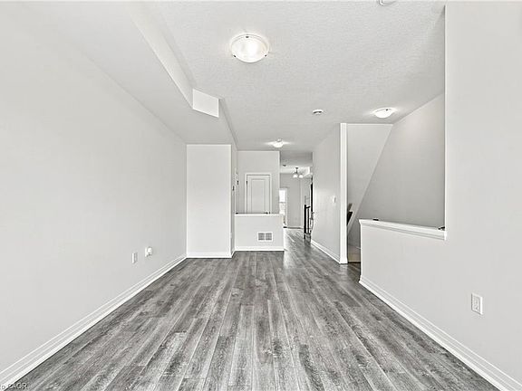 5th image of 94 Laguna Village Cres