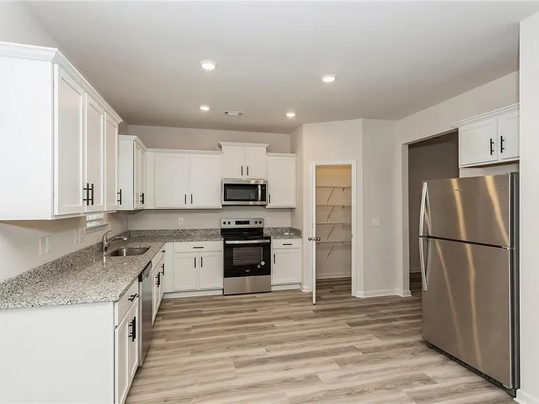 668 Mackenzie Cv — Photo 6