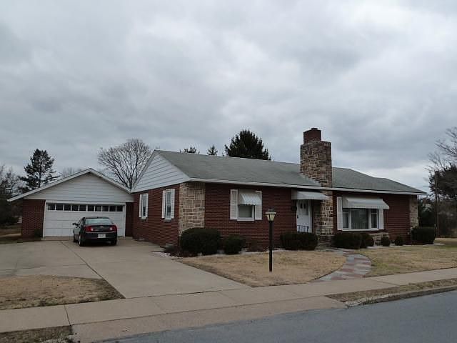 1st image of 10 E 10th St
