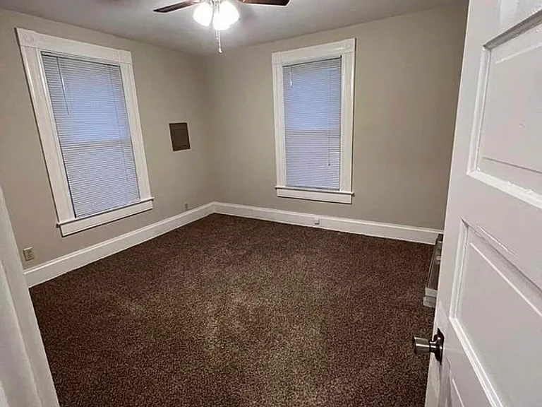 218 E Walnut St — Photo 15