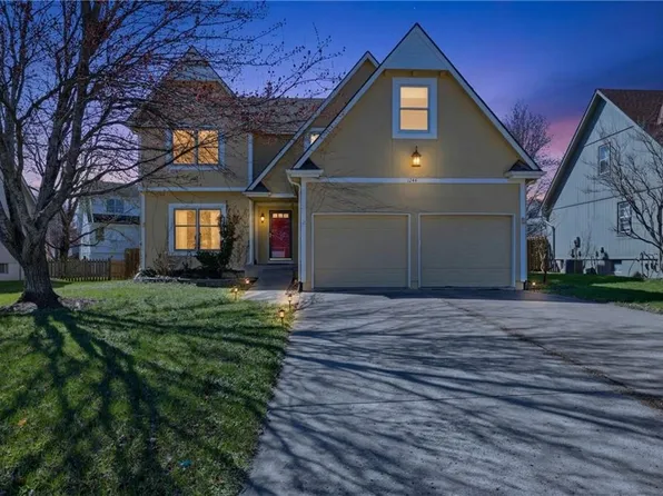 1244 SW Crossing Dr, Lees Summit, MO 64081