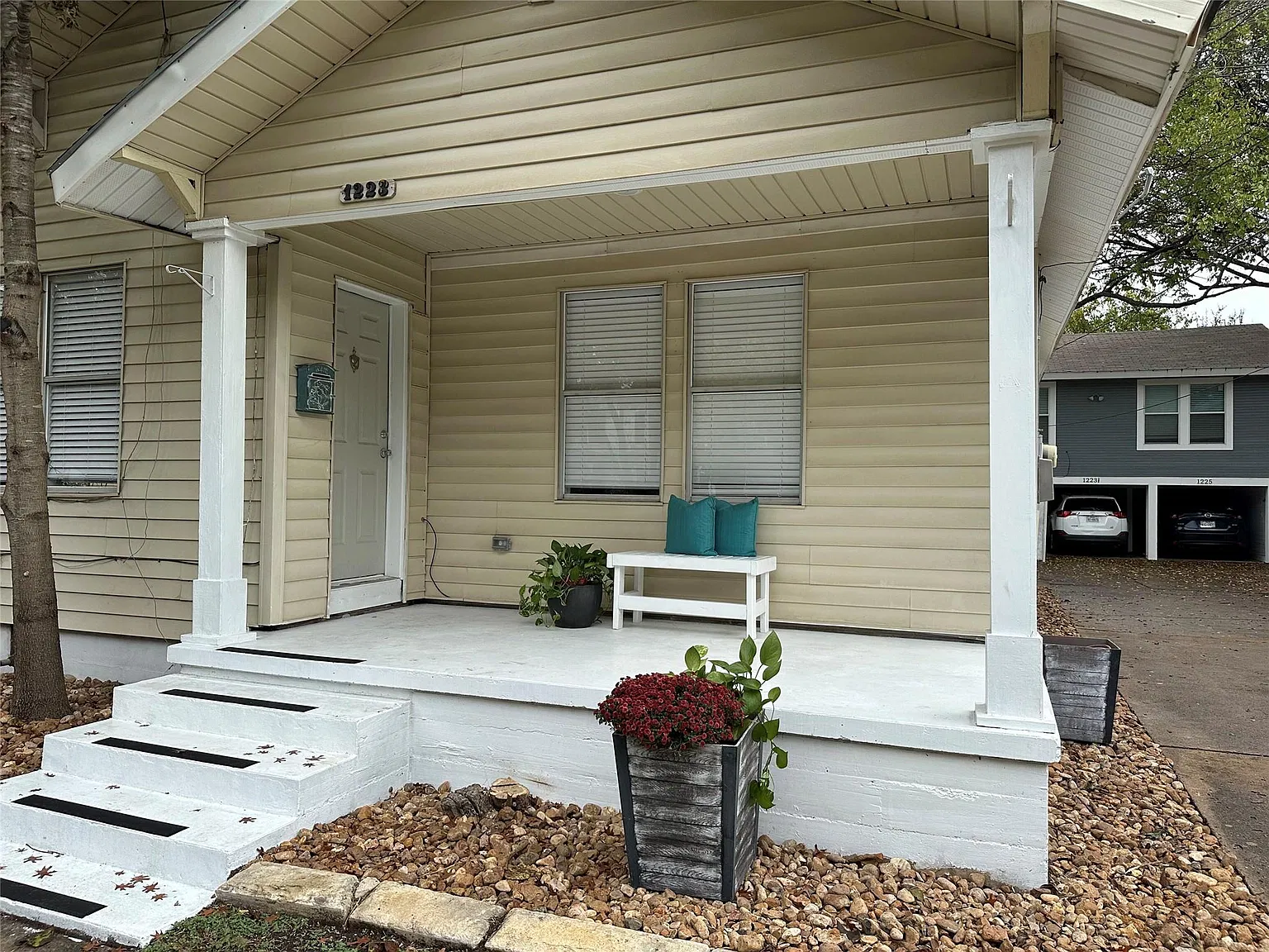 2 bed, 1.0 bath, 1087 sqft, $1,700 — Photo 1