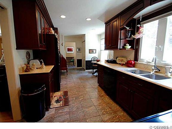 3rd image of 6 Weyburn Way