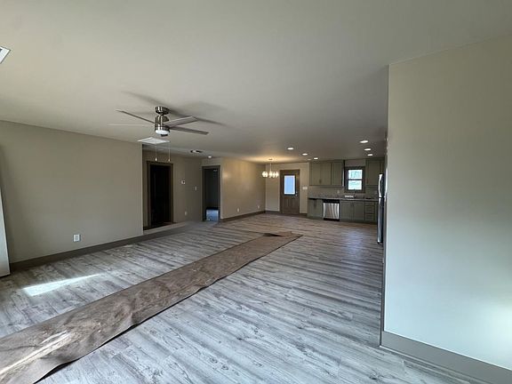 4th image of 118 Dobbins Cir