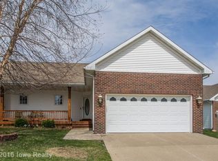 12121 Ridgeview Dr, Urbandale, IA 50323