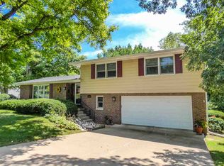 6814 N Bobolink Rd, Peoria, IL 61614