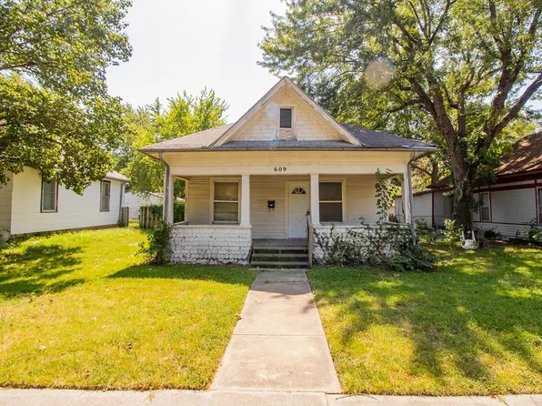 609 E 13th Ave, Winfield, KS 67156