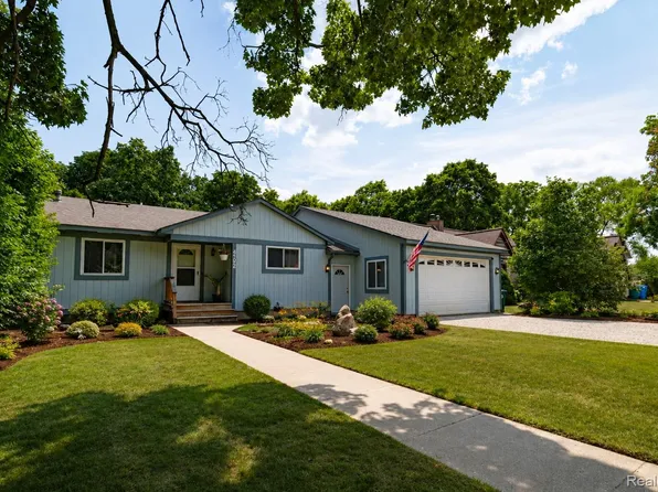 4792 Broadway St, Commerce Township, MI 48382