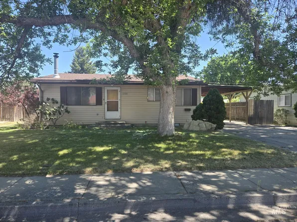 1280 Elm St, Mountain Home, ID 83647