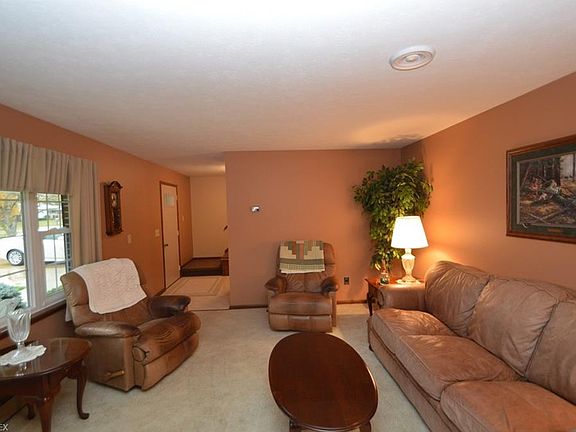 4th image of 36744 Bauerdale Ave