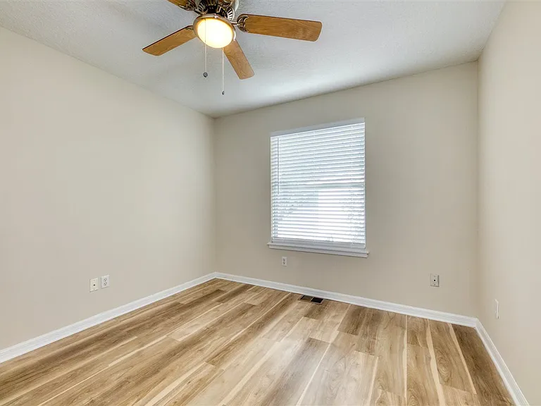 203 E St — Photo 25