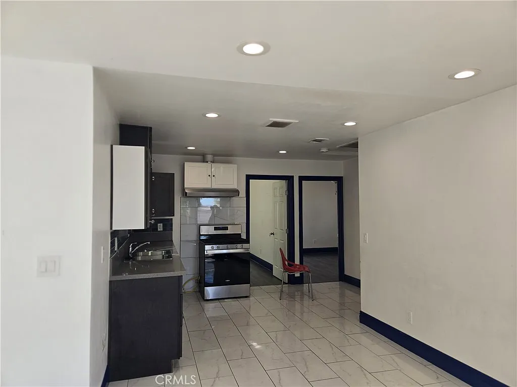 3 bed, 920 sqft, $2,000 — Photo 3