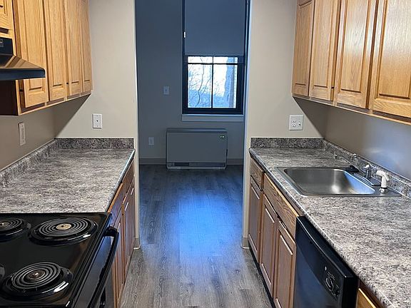5th image of 585 Main St APT 211