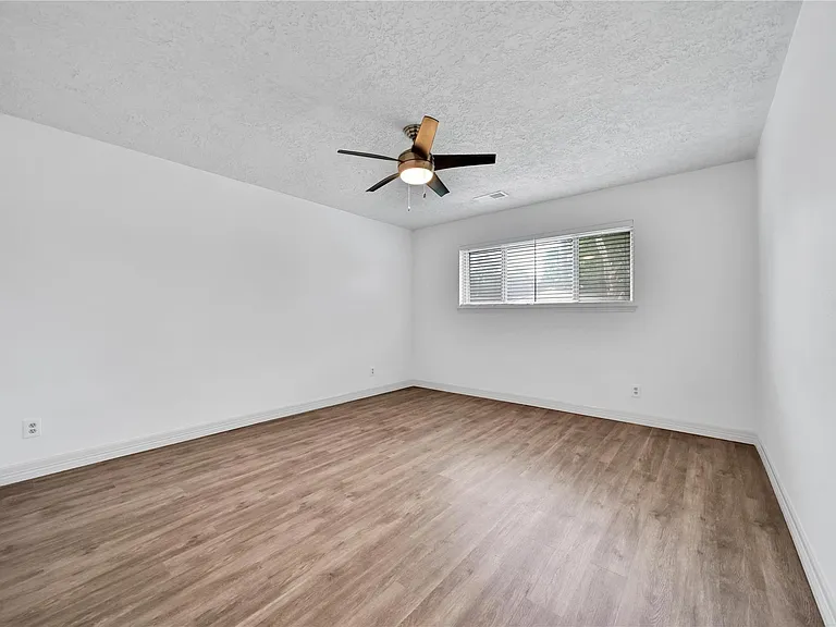 9411 Roos Rd — Photo 24