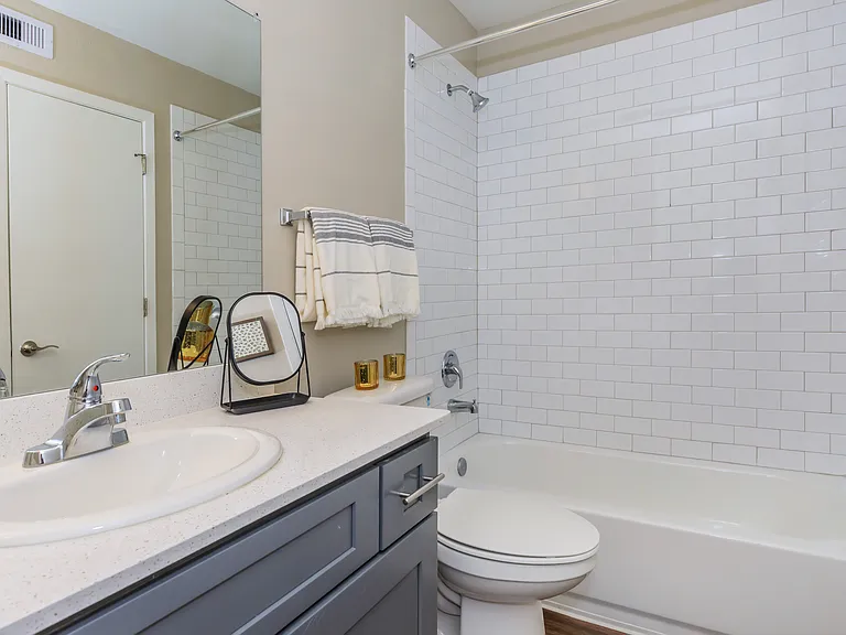 2 Bed/1Bath washroom