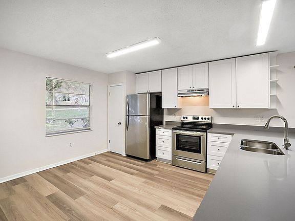 3rd image of 202 Fernwood St #1