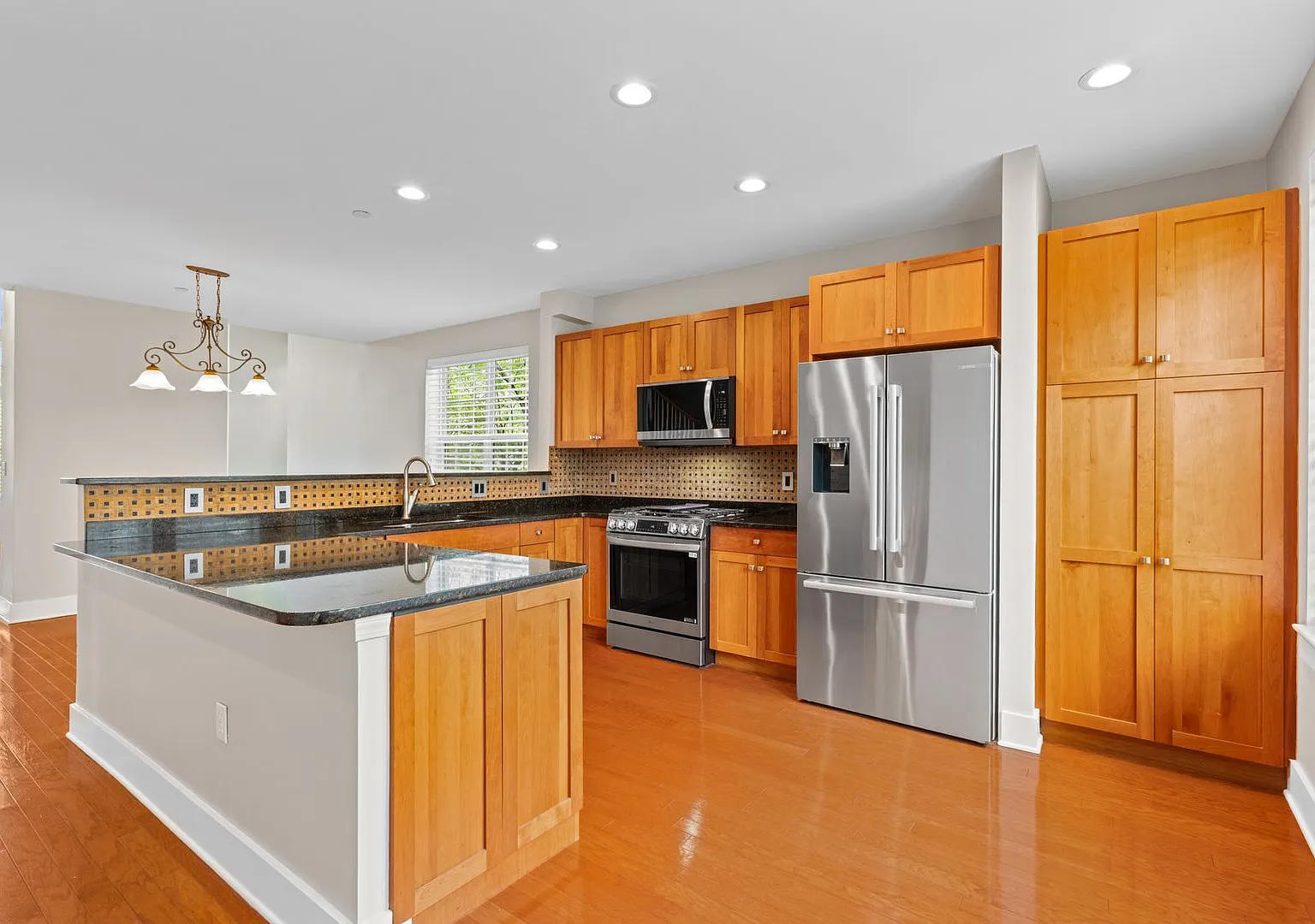 Private, light filled end unit townhome: 3 bed, 2.5 bath, 2,400 sq ft — Photo 2