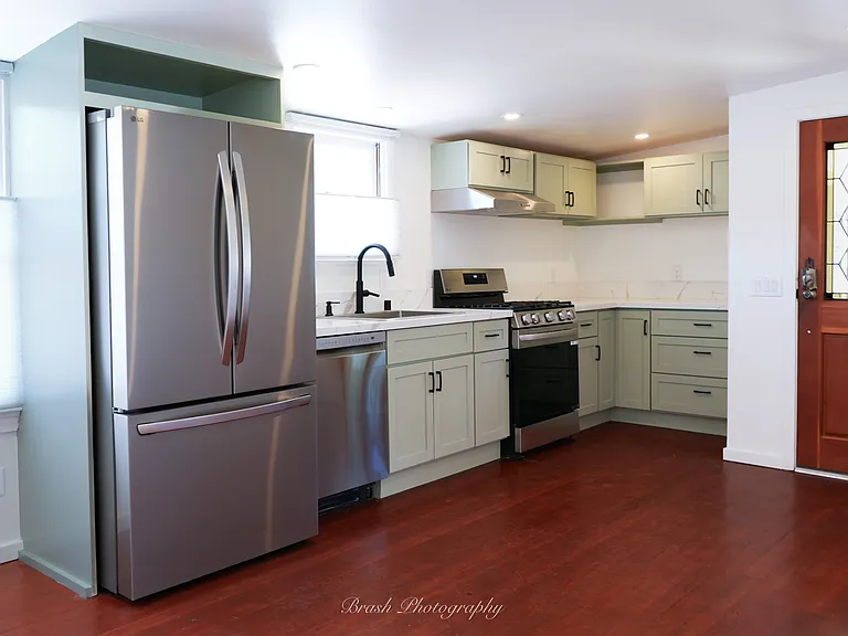 312 E Matilija St — Photo 6