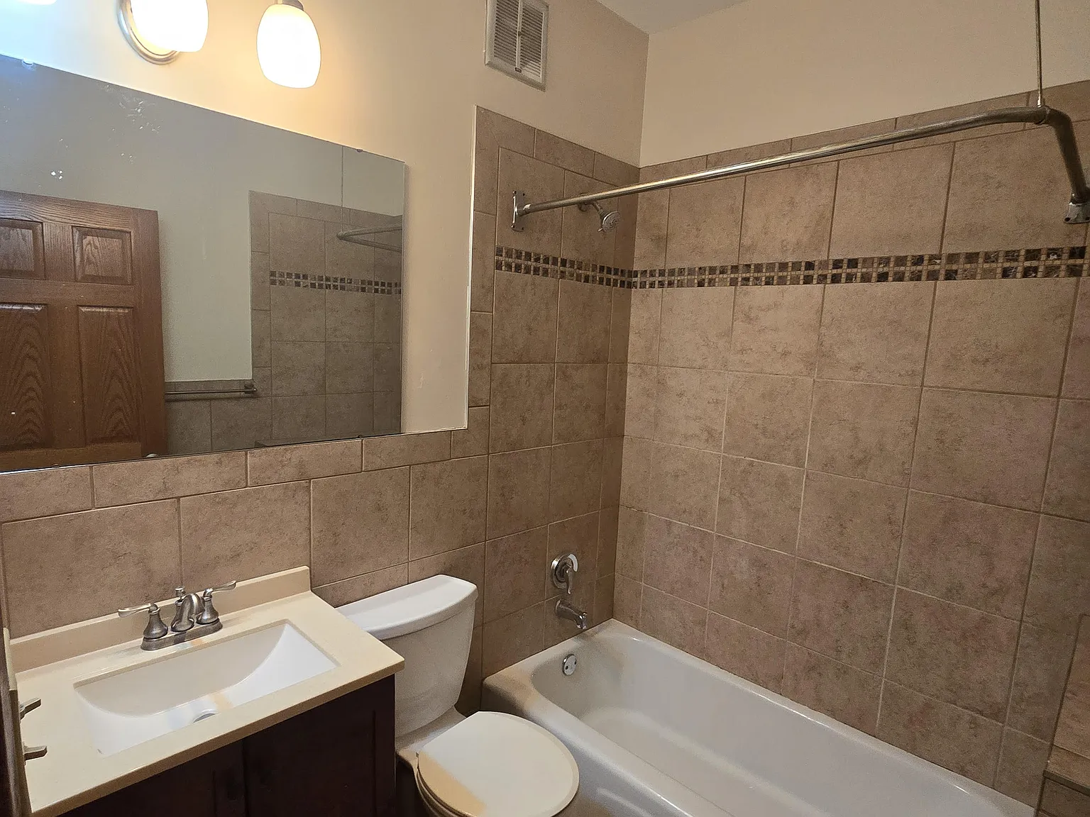 1 bed, 800 sqft, $1,200 — Photo 3