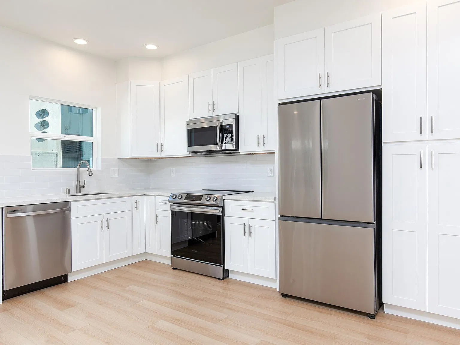 2 bed, 900 sqft, $3,295 — Photo 3