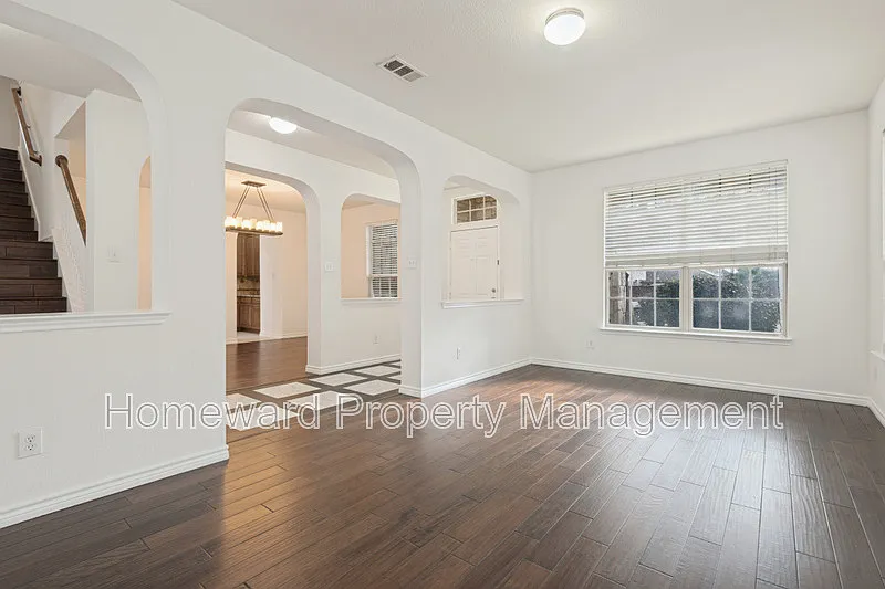 4 bed, 3.0 bath, 3705 sqft, $3,400 — Photo 2