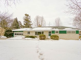 1107 Windsor Dr, Waukesha, WI 53186