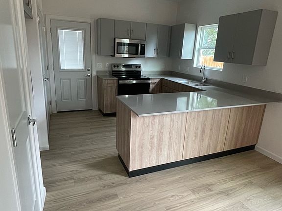 3rd image of 804 N Clarence Ave Unit 3