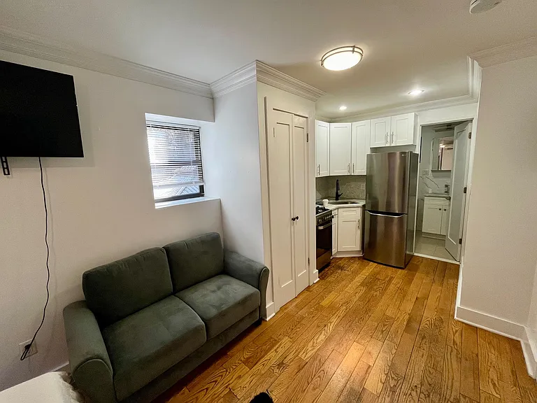 216 E 36th St #1R — Photo 3