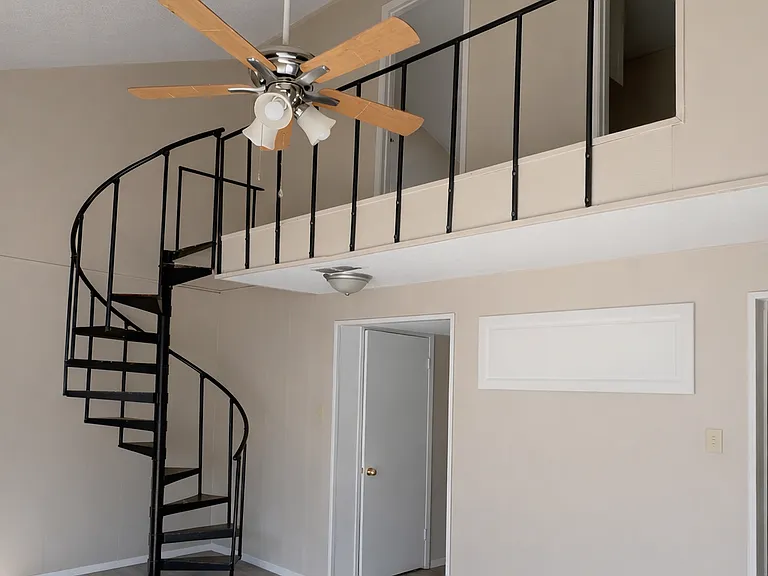 255 Washington Dr — Photo 3