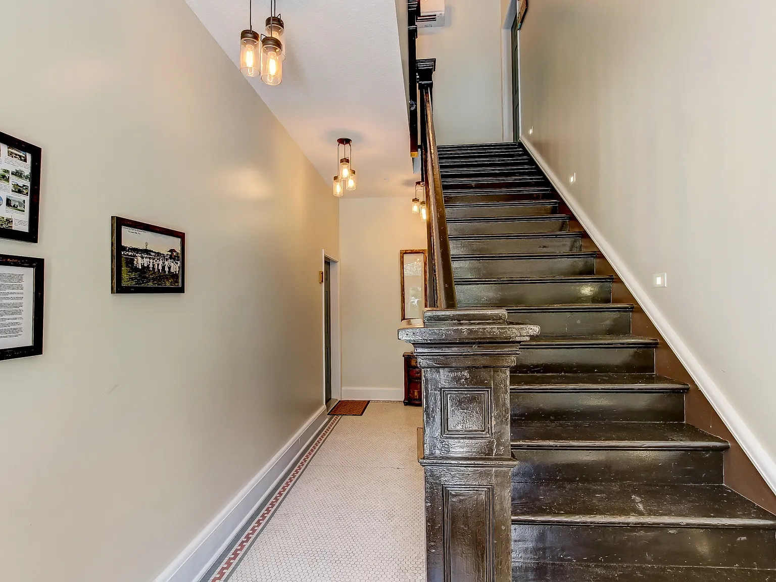 115 W 2nd St — Photo 3