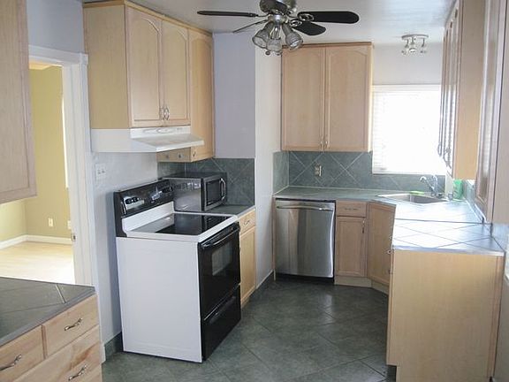 5th image of 806 E North St