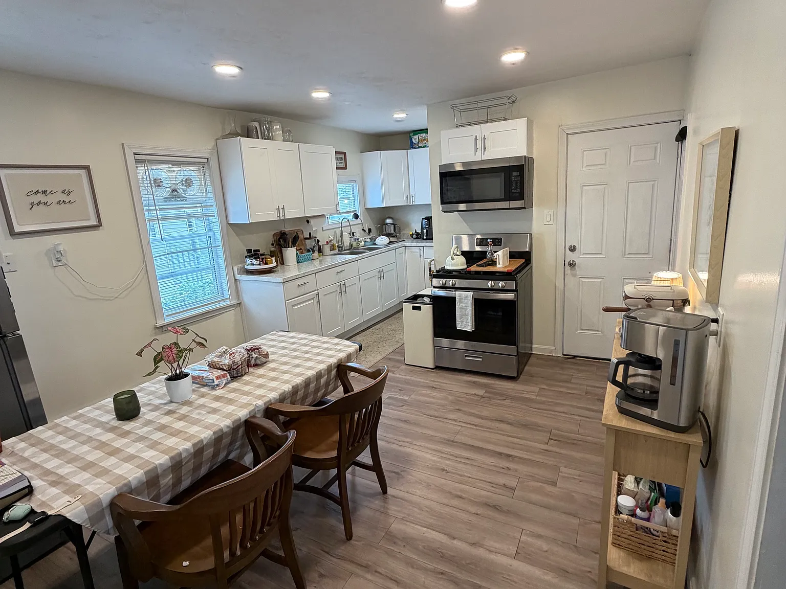 2 bed, 1058 sqft, $1,900 — Photo 1